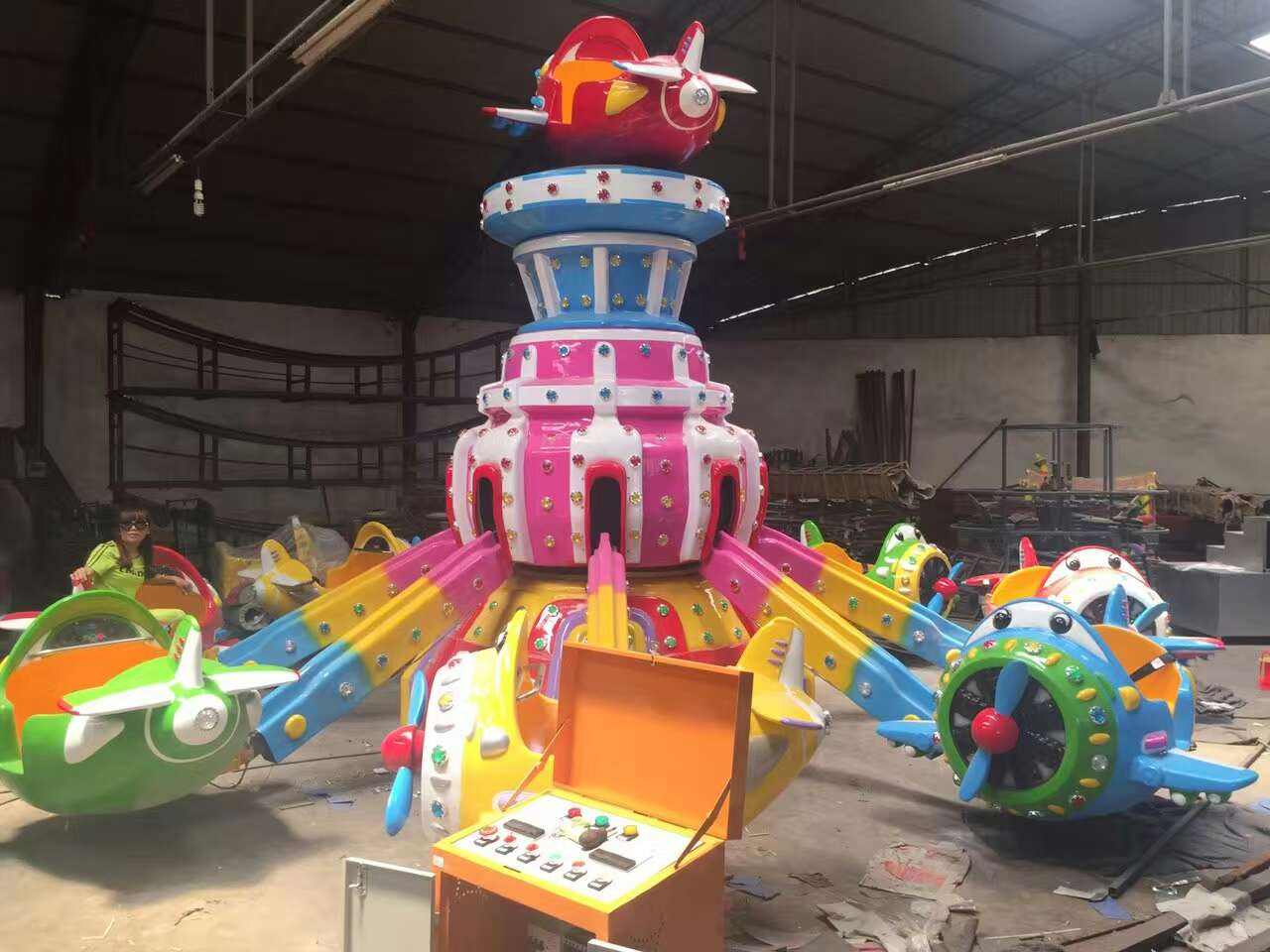 小型游樂(lè)場(chǎng)設(shè)備實(shí)拍